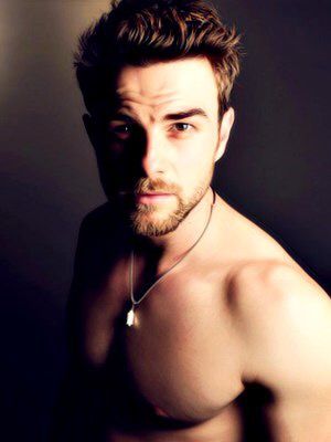 Nathaniel Buzolic (4 de Agosto de 1983), Artista